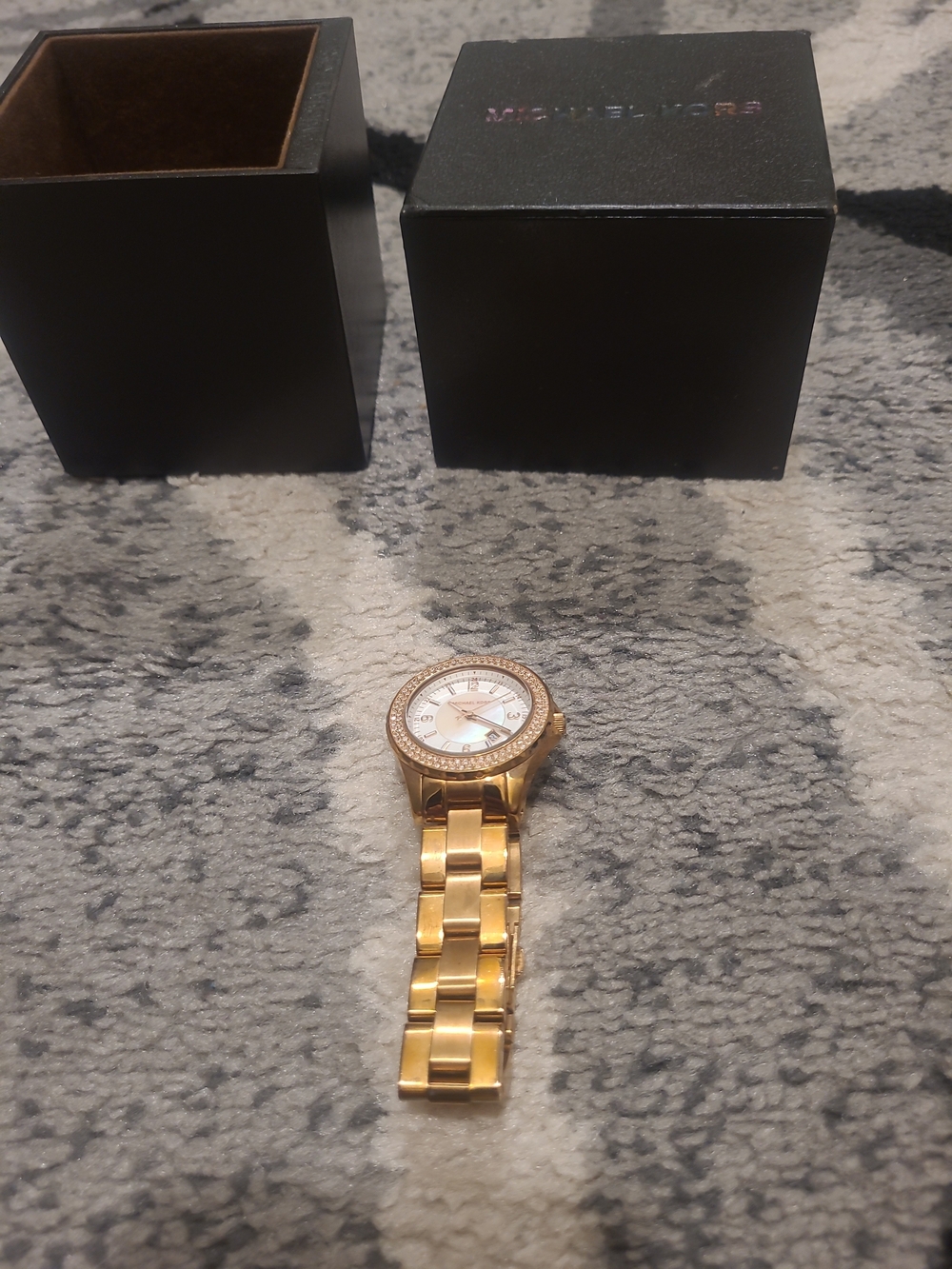 Michael Kors MK5403 Madison Glitz Rose Gold Analog Ladies Watch Needs Battery!